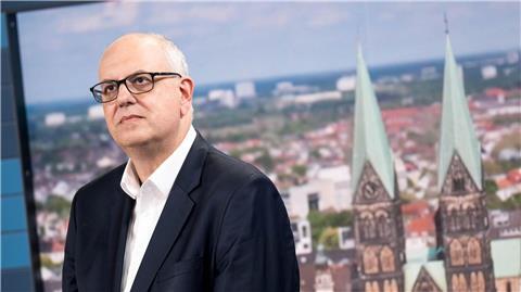 Andreas Bovenschulte, Spitzenkandidat der SPD in Bremen, steht nach Bekanntgabe der ersten Prognose für die Wahl zur Bremischen Bürgerschaft in einem Fernsehstudio.