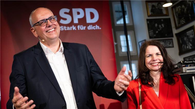 Andreas Bovenschulte, Spitzenkandidat der SPD in Bremen, und seine Partnerin Kerstin Krüger stehen nach Bekanntgabe der ersten Prognose für die Wahl zur Bremischen Bürgerschaft auf der Bühne der SPD-Wahlparty.
