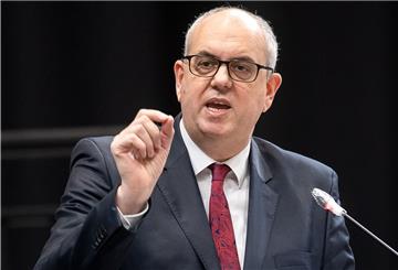 Andreas Bovenschulte (SPD), Bürgermeister von Bremen, spricht bei einer Sondersitzung der Bremischen Bürgerschaft zu neuen Corona-Maßnahmen. 