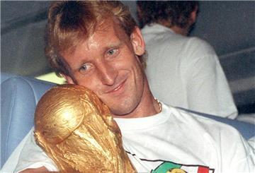 Andreas Brehme (links), damaliger deutscher Fußballnationalspieler, nimmt den WM-Pokal in den Arm. Fußball-Weltmeister Andreas Brehme ist im Alter von 63 Jahren gestorben.