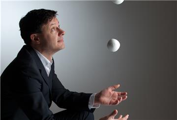 Andreas Gebhardt ist nicht nur professioneller Redner, sondern auch Jongleur. Am 20. September tritt er im TiF auf.