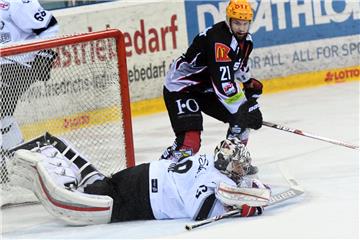 Andreas Jenike schnappt sich die Scheibe vor Jason Bast. Foto: Scheer