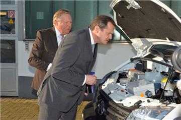 Andreas Maske (links) und der CDU-Bundestagsabgeordnete Oliver Grundmann inspizieren die Komponenten im Motorraum eines Maxus EV 80. 200 Exemplare des Elektro-Transporters hat die Maske Fleet GmbH nach Breddorf liefern lassen. Dort kümmern sich aktuell fünf und demnächst zehn Mitarbeiter um die Wartung der Fahrzeuge.  