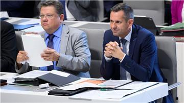 Andreas Philippi (l, SPD), Gesundheitsminister Niedersachsen, und Olaf Lies (SPD).