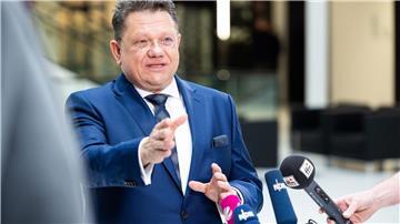 Andreas Philippi (SPD), Gesundheits- und Sozialminister von Niedersachsen, gibt Medienvertretern im Foyer vom Landtag ein Interview.