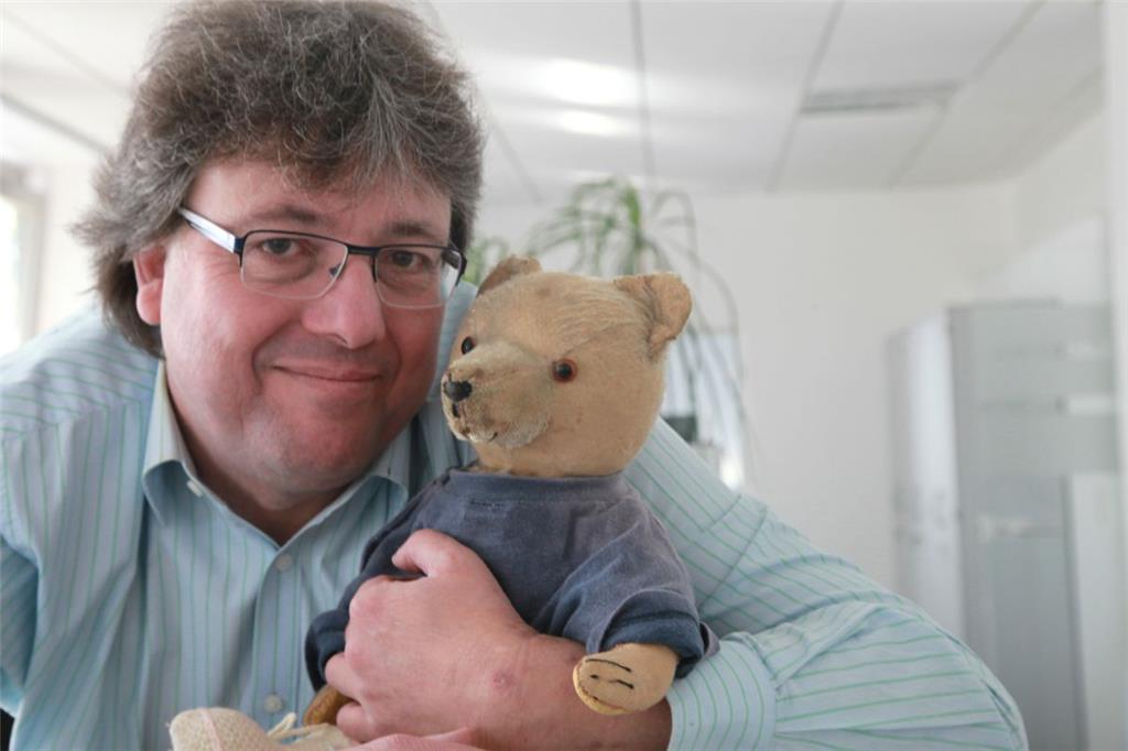 Andreas Schoener: Bully ist mein Lieblings-Kuscheltier. Am 9. August ist er 50 Jahre alt geworden. Was habe ich mit diesem Teddy alles erlebt?! Als Seelentröster war er stets zur Stelle, als Freund und Bettnachbar erfuhr er von mir so manches Geheimnis. Auf seine alten Tage habe ich dem treuen Begleiter einen Ehrenplatz auf meinem Gästebett eingeräumt.