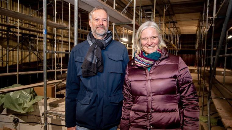 Andreas Siek und Nicola Hassold-Piezunka sind beide im Vorstand der Kulturgenossenschaft. Noch ist vom einstigen Glanz des Globes nicht viel zu erkennen. 