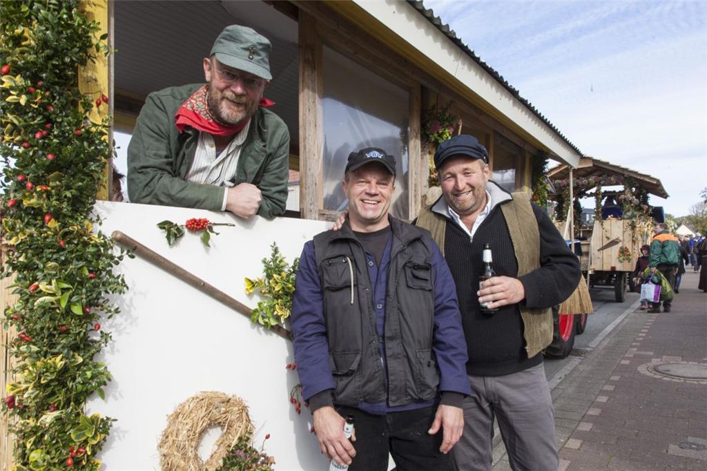 Andreas, Uli und Björn waren mit dem &quot;Büttenwarder&quot;-Umzugswagen unterw...