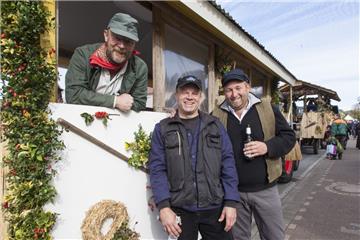 Andreas, Uli und Björn waren mit dem &quot;Büttenwarder&quot;-Umzugswagen unterw...