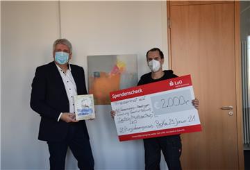 Andreas Vollert (links) von der LzO und Autor Michael Tegge hoffen darauf, dass das Lesebuch vielen Schulkindern die Regionalgeschichte näherbringt.
