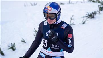Andreas Wellinger würde lieber über Skispringen sprechen.