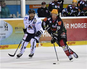 Andrew McPherson (rechts) scheint die Pinguins nicht vorzeitig verlassen zu wollen.