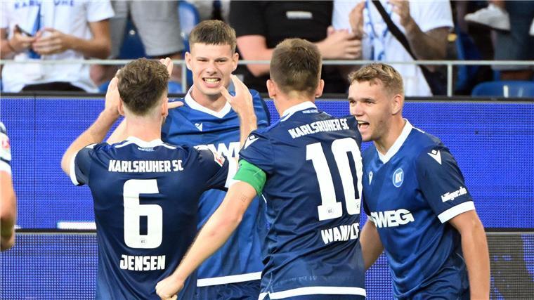 Andrin Hunziker (2. v. l.) führte den Karlsruher SC zu einem hart erkämpften Sieg gegen die SV Elversberg.