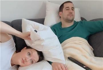 Aneta und Marcus Geller auf der Couch - mit den beiden Bremerhavenern wird es nie langweilig.