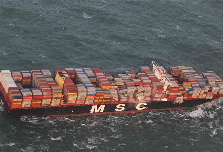 Anfang 2019 hat das Groß-Containerschiff „MSC Zoe“ vor den Nordseeinseln von Ameland bis Borkum insgesamt 342 Container verloren. Die Schutzgemeinschaft Nordseeküste befürchtet, dass so etwas wieder passieren könnte, wenn jetzt nicht gehandelt wird.