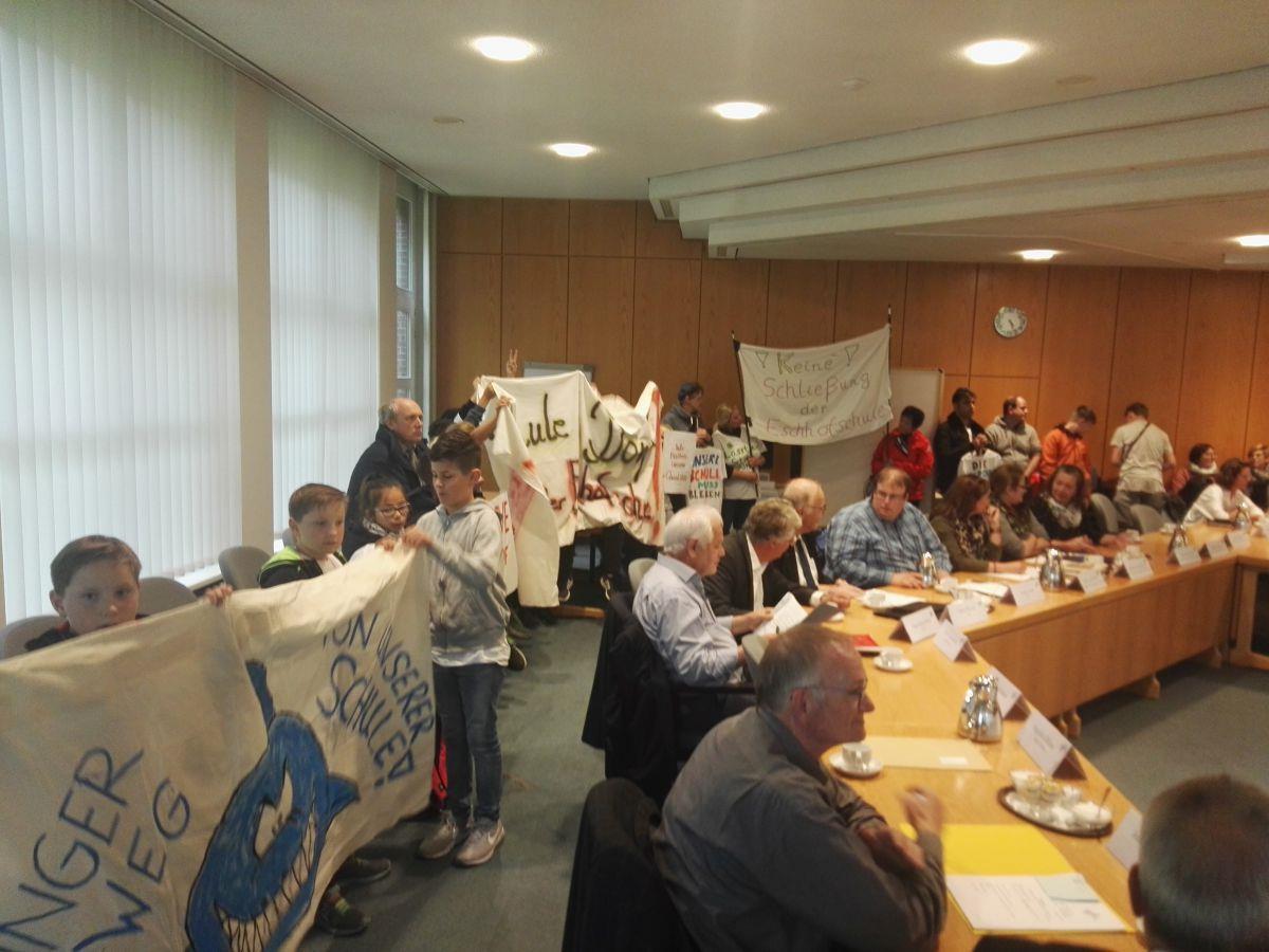 Anfang des Monats demonstrierten die Schüler der Eschhofschule noch gegen die Schließung ihrer Schule beim Kreisschulausschuss.