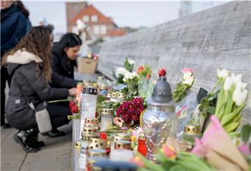 Anfang März legten viele Menschen in Gedenken an Ekaterina Baumann Blumen auf einer Bank am Weserdeich nieder.