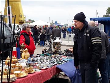 Angebot und Nachfrage: Auch der Trödelmarkt war beim Hafenfest in Sandstedt gut ...