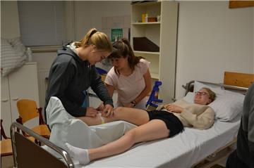 Angehende Ergo- und Physiotherapeuten wie Rieke Glinsmann, Stephanie Vagts und Kristin Mahnken (von links), die sich im ersten beziehungsweise zweiten Lehrjahr befinden, werden von der Schulgeldbefreiung, die die Landesregierung beschlossen hat, nicht profitieren. Es sei denn, sie brechen ihre Ausbildung ab und fangen von vorne an.