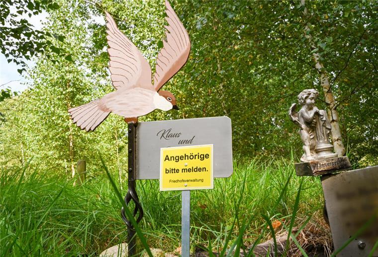 Kein Grabschmuck erlaubt: Friedhofsverwaltung greift durch Angehörige müssen auf dem Geestemünder Friedhof liebevoll gepflegte Gräber abräumen - weil sie angeblich gegen Auflagen verstoßen.