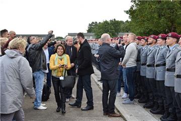 Angehörige und Freunde der Rekruten nutzen nach der militärischen Zeremonie die ...