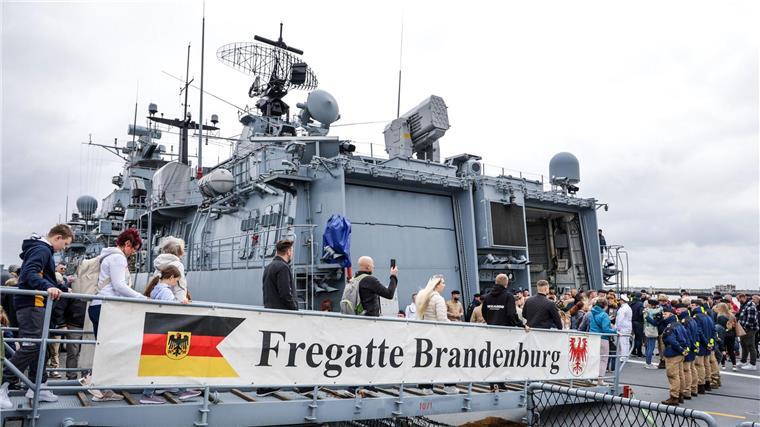 Angehörige warten auf die Besatzung der Fregatte.