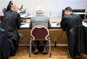 Ein Angeklagter (Mitte) sitzt vor Prozessbeginn gegen Ex-Vorgesetzte des verurteilten früheren Krankenpflegers N. Högel im Gerichtssaal in der Weser-Ems-Hallen