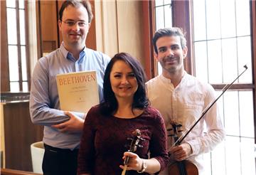 Angel Oter Astillero (rechts) möchte das ausgefallene Kammerkonzert mit Geigenkollegin Alla Pescova und Pianist Jorrit van den Ham unbedingt nachholen. Foto Päckert