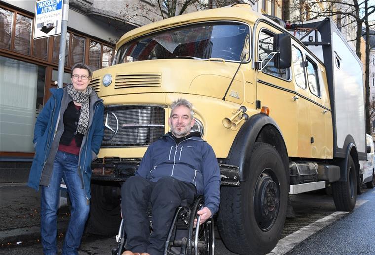 Angela Färber und Jakob Raithel vor ihrem Reise-Laster, der das Paar in wenigen Tagen in ferne Länder bringen soll.