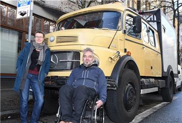 Angela Färber und Jakob Raithel vor ihrem Reise-Laster, der das Paar in wenigen Tagen in ferne Länder bringen soll.
