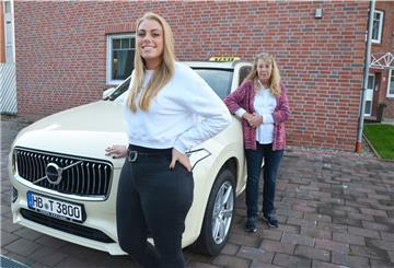 Angela Grafelmann (rechts) und Freya Raudszus sind erfahrene Taxifahrerinnen.