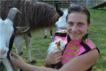 Angela Kaselowsky mit einem ihrer Meerschweinchen. Dem Wanderzirkus sind acht Meerschweinchen aus dem zirkuseigenem Streichelzoo gestohlen worden, vermutlich von Kindern.