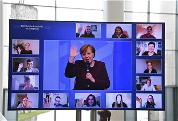 Angela Merkel hat Eltern in einer Online-Diskussion Hoffnung gemacht, dass Schulen und Kitas bald wieder aufmachen.