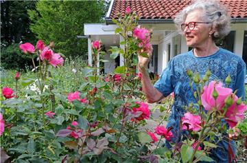 Angela von Fischer-Burfeind ist passionierte Natur- und Gartenfreundin und hat ihr grünes Paradies in den letzten Jahren immer insektenfreundlicher gestaltet.  