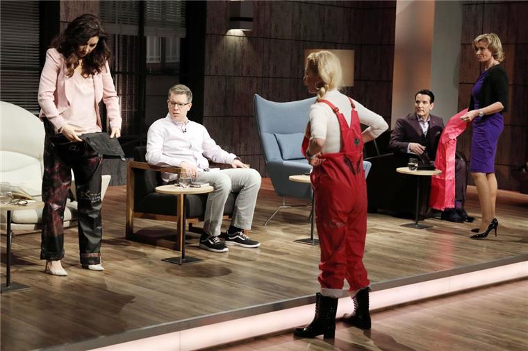 Angelika Hansen (vorne) präsentiert ihr Produkt die "Rubberbüx" vor den Löwen  Judith Williams, Frank Thelen, Dagmar Wöhrl und Ralf Dümmel (v.l.).