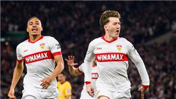 Angelo Stiller (rechts) jubelt über sein Traumtor im DFB-Pokal Halbfinale gegen RB Leipzig.