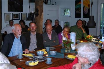 Angeregte Gespräche gab es bei Kaffee und Kuchen auf der "Erzähldiele" in Offensen.   