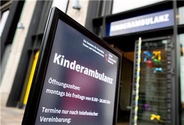 Ein Schild mit der Aufschrift „Kinderambulanz“ steht vor dem Gebäude der neuen Kinderambulanz im bisherigen Impfzentrum, dem früheren Standort der Sparkasse Bremen.