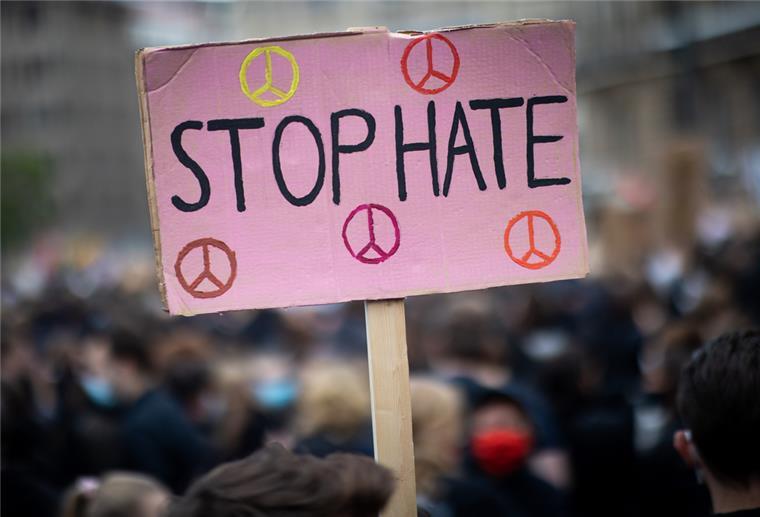 Bremer Jugendpreis fördert kreative Ideen gegen Hass und Gewalt Teilnehmer einer Demonstration gegen Rassismus und Polizeigewalt protestieren mit einem Schild mit der Aufschrift «Stop Hate»