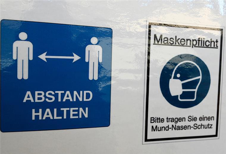 Bremer Epidemiologe: Masken und Abstandsregeln bald wieder nötig Ein Warnschild mit Coronaregeln hängt in einem Gebäude