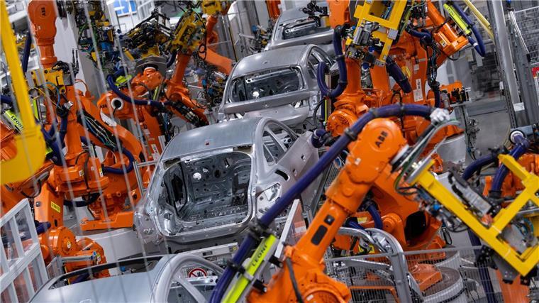 Analyse: Deutsche Autokonzerne schwächeln im ersten Halbjahr Angesichts sinkender Gewinne rechnet EY-Experte Constantin Gall mit Sparmaßnahmen auf breiter Front. (Archivbild)