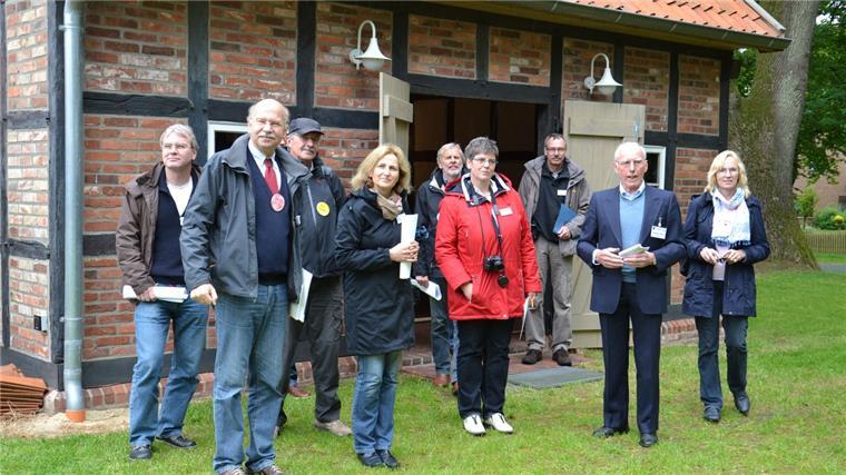 „Unser Dorf hat Zukunft“: Blick auf Nartum zehn Jahre danach Angetan vom Ensemble historischer Gebäude am Nartumer Brink zeigten sich die Mitglieder der Bewertungskommission vor elf Jahren. Gyhums damaliger Bürgermeister Friedhelm Helberg (Zweiter von rechts) führte die Juroren über das Gelände.