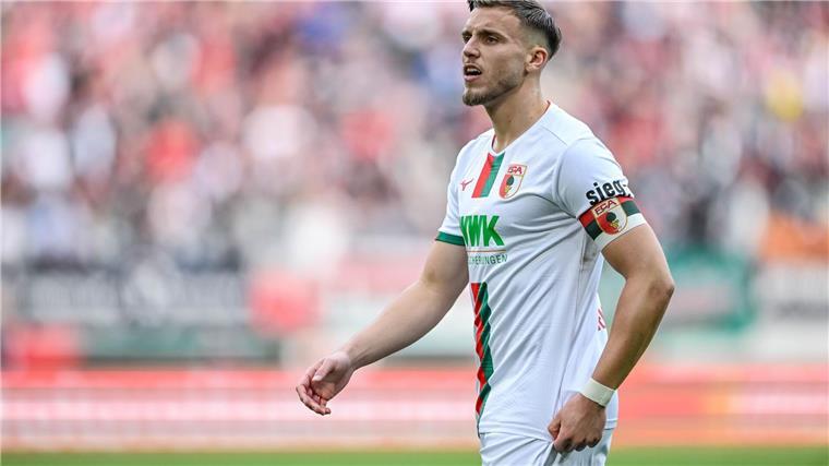 Angreifer Ermedin Demirovic wechselt innerhalb der Fußball-Bundesliga von Augsburg nach Stuttgart.