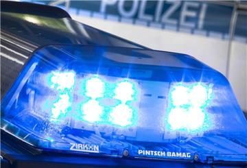 Das Blaulicht eines Polizeiautos leuchtet. 