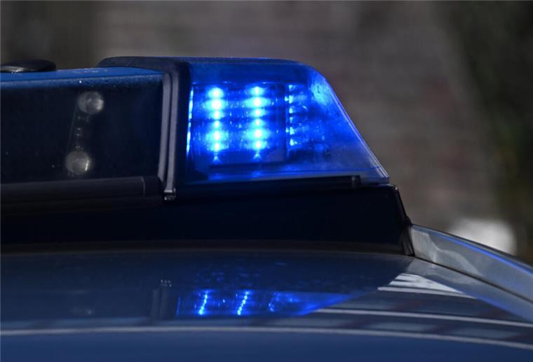Das Blaulicht eines französischen Streifenwagens der Police Nationale blitzt am 07.07.2015 in Straßburg in Frankreich. Bei einem Schulbusunfall in Frankreich ist eine Schülerin gestorben, Dutzende weitere wurden verletzt. (zu dpa: «Schülerin stirbt bei Schulbusunfall in Frankreich»)