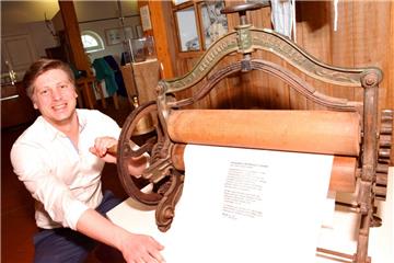 Angucken, anfassen, begreifen – so funktioniert die neue Sonderausstellung des Museums Moorseer Mühle. Anhand einer alten Mangel aus dem Museumsfundus demonstriert Leiter Christoph Greim, wie die Redewendungen „Jemanden in die Mangel nehmen“ entstanden ist.  