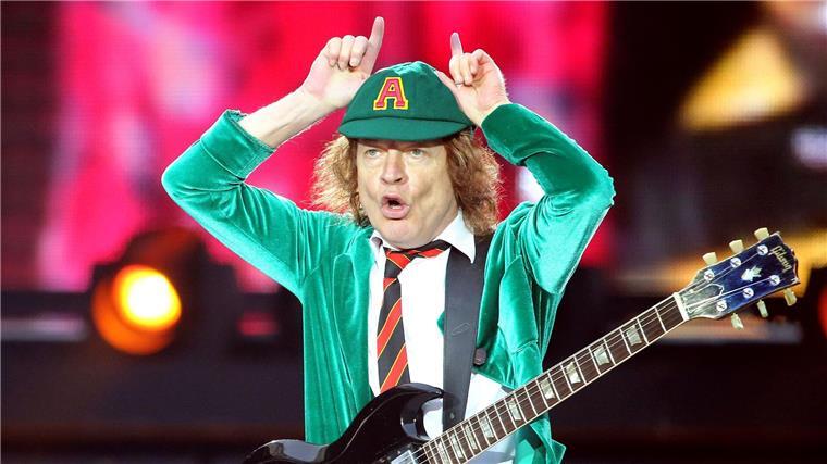 Angus Young ist Gründer und Gitarrist der Hardrock-Band AC/DC.