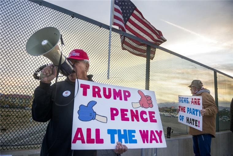 Anhänger von US-Präsident Trump protestieren gegen das Impeachment-Verfahren der Demokraten gegen den Präsidenten.

