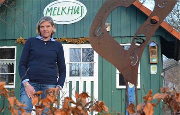 Anita Meyer steht vor ihrem Melkhus in Tarmstedt. Es ist abgeschlossen und wird es auch bleiben. Ob es in der Samtgemeinde Tarmstedt ein neues Melkhus geben wird, ist derzeit offen. 