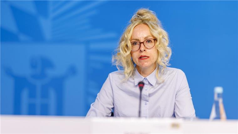 Illegale Online-Sportwetten - Razzia gegen mutmaßliche Bande Anja Biel, Staatsanwältin von der Staatsanwaltschaft München I, bei der Pressekonferenz im Polizeipräsidium München.